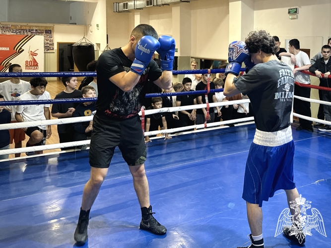 Офицеры СОБР провели мастер-класс по боксу для астраханских спортсменов