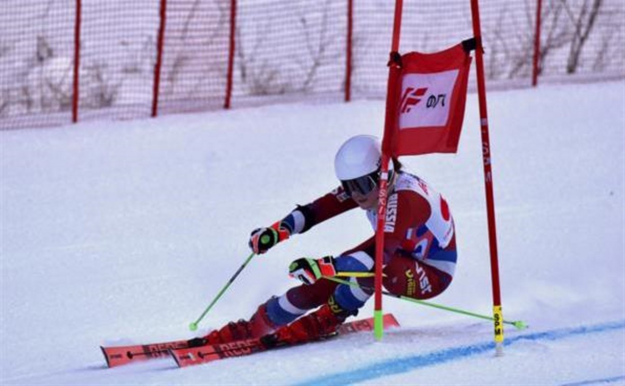 Слалом (горнолыжный спорт). Лыжи для гигантского слалома. Параллельный слалом горные лыжи. Горный слалом гигант. Горнолыжный спорт слалом гигант.