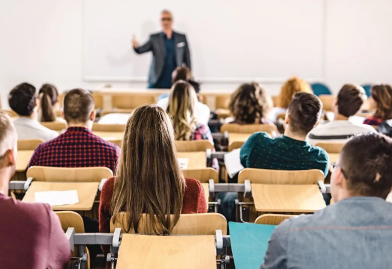 Есть ли вузы. Студенты в аудитории размытое фото. University Classroom Professor. Lecture Hall with students. Students at a lecture Professor.