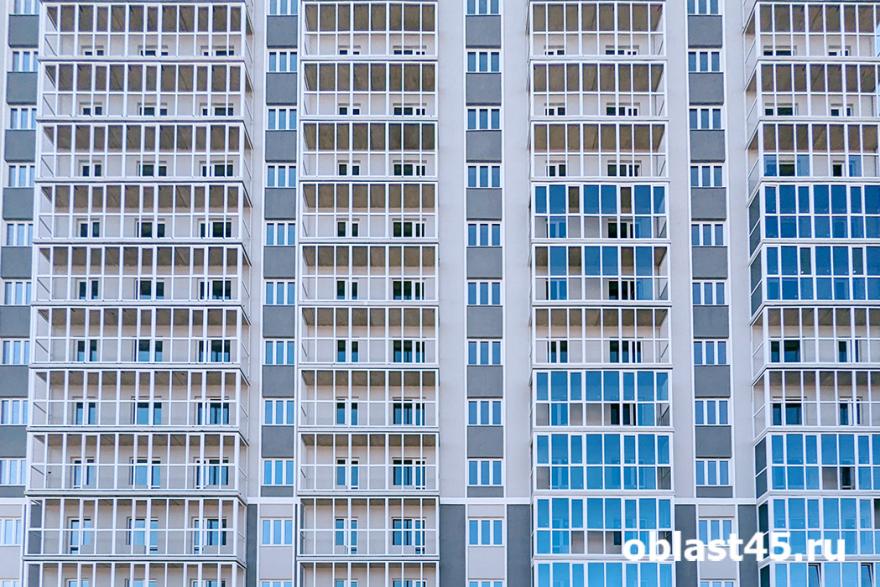 В Екатеринбурге 4-летний ребенок выпал из окна 15-го этажа и выжил