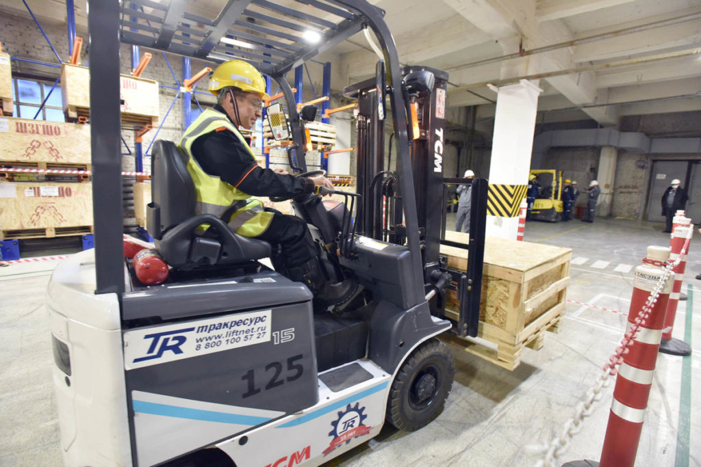 Водитель погрузчика спб. Водитель погрузчика. Forklifts.