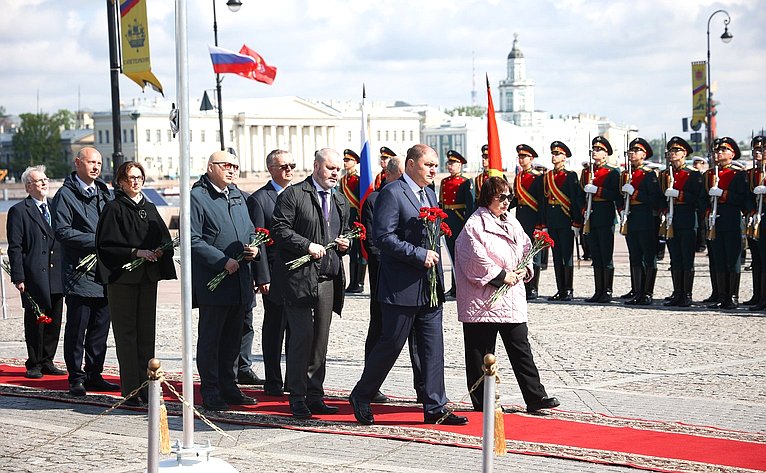Возложение цветов к памятнику Петру I на Сенатской площади