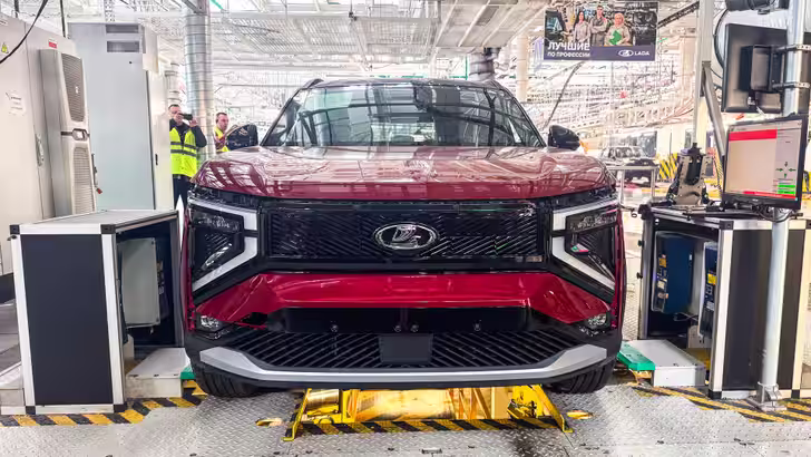LADA Azimut в цвете «Фламенко»
