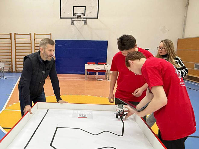 Владислав Кузнецов, став свидетелем состязаний юных робототехников в нескольких дисциплинах, отметил, с каким увлечением ребята настраивают механизмы и отлаживают программы. ФОТО: T.ME/DEPOBR_CHUKOTKA