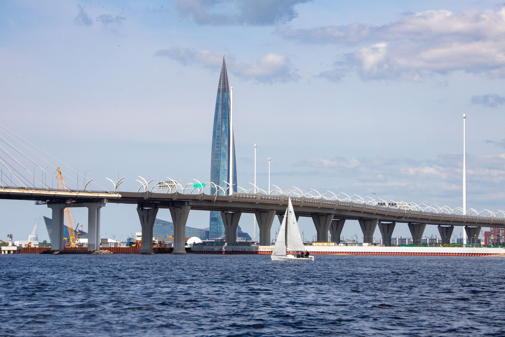 В питере четверо. Вантовый мост ЗСД. Морская набережная Санкт-Петербург ЗСД. Морская набережная ЗСД. Петербург ЗСД мост.