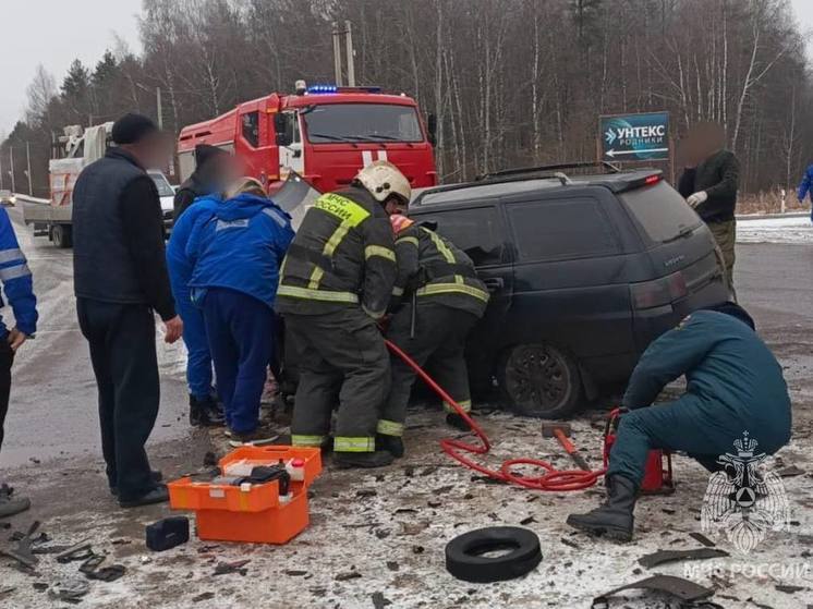 После аварии ивановские спасатели вырезали зажатого водителя из автомобиля