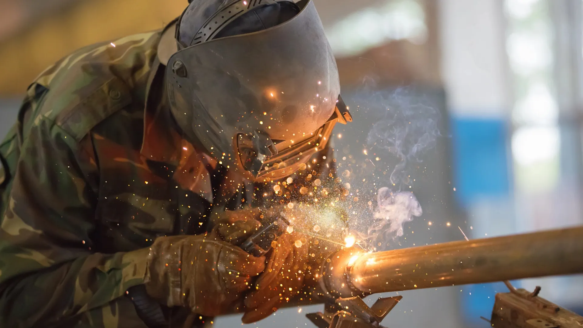 ручная дуговая сварка накс. сварщик hd. сварщик т т. электросварщик ручной сварки. сварка магистральных трубопроводов диаметр 1420.