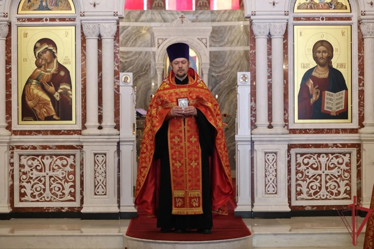 Благодарственный молебен с крестным ходом состоялся в Главном храме Росгвардии в преддверии Дня Победы (видео)