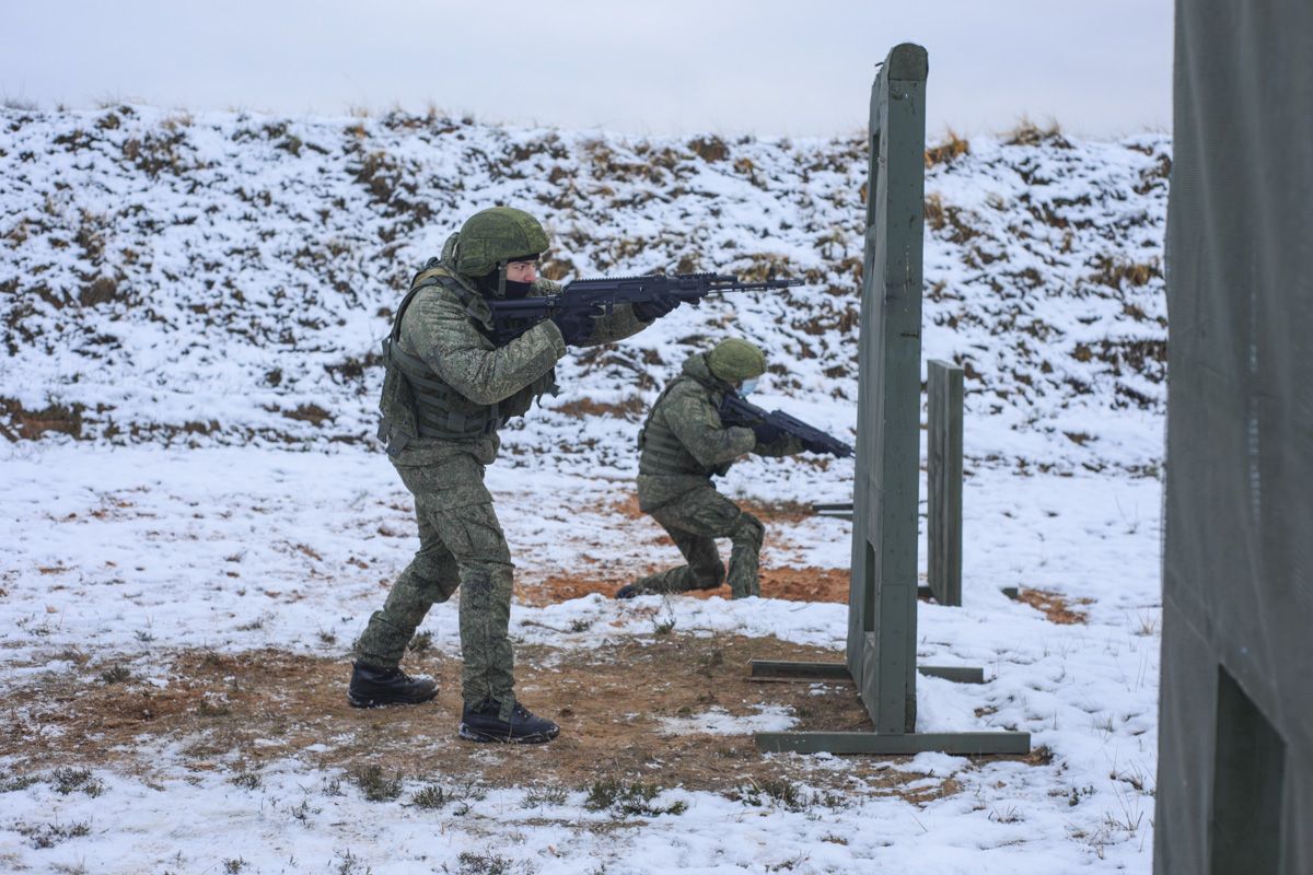 Ведение огня очередями. Военный полигон. Зимой стрельбы на полигоне. Занятия на полигоне. Занятия на полигоне зимой.
