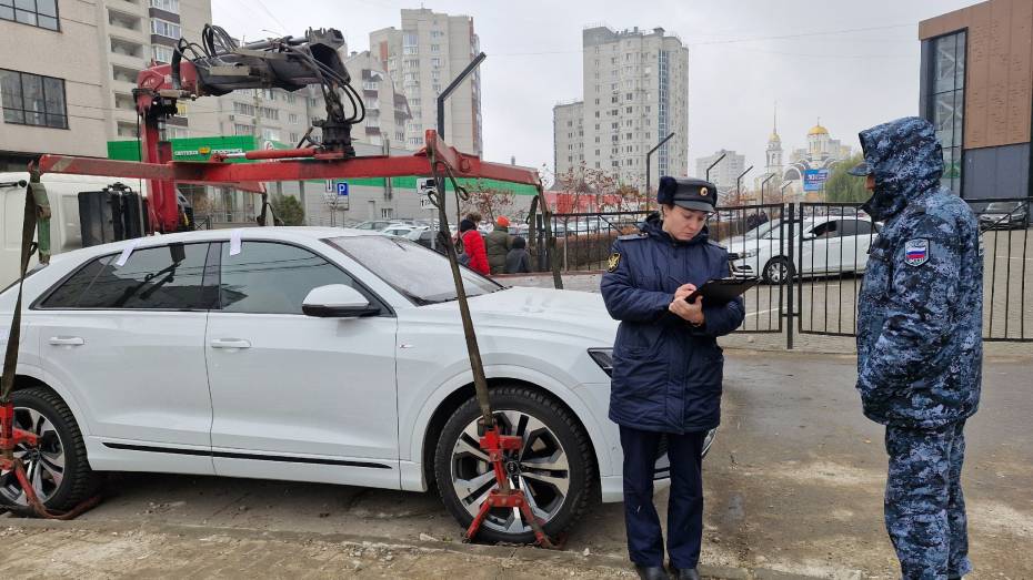 Жительница Воронежа на 2 дня заперлась в дорогой иномарке от судебных приставов