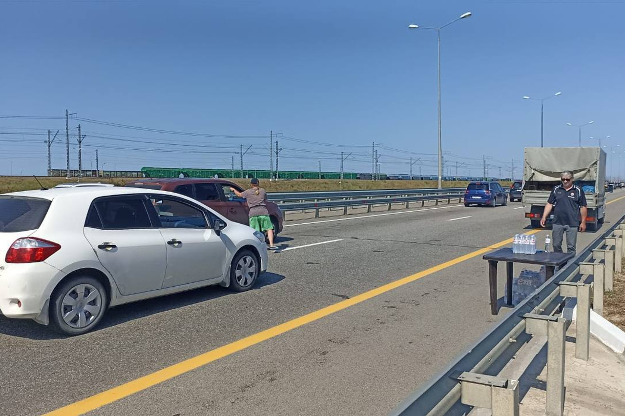 Пробка на крымском мосту. Крымский мост сейчас. Движение на крымском мосту. Пробки крымский мост телеграмм. Обстановка на крымском мосту.