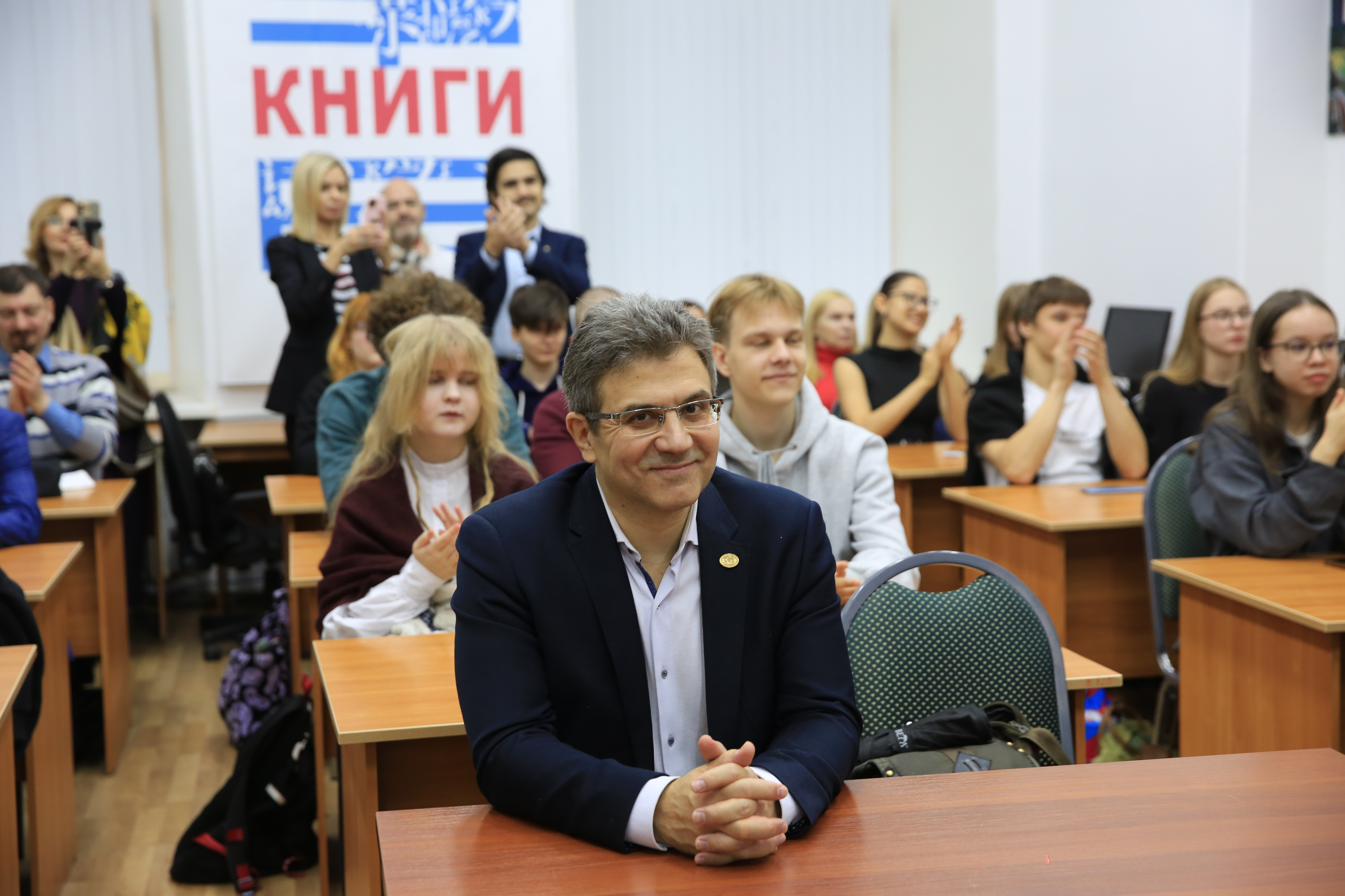 Согреться под солнцем можно на выставке в СПбГЭУ12