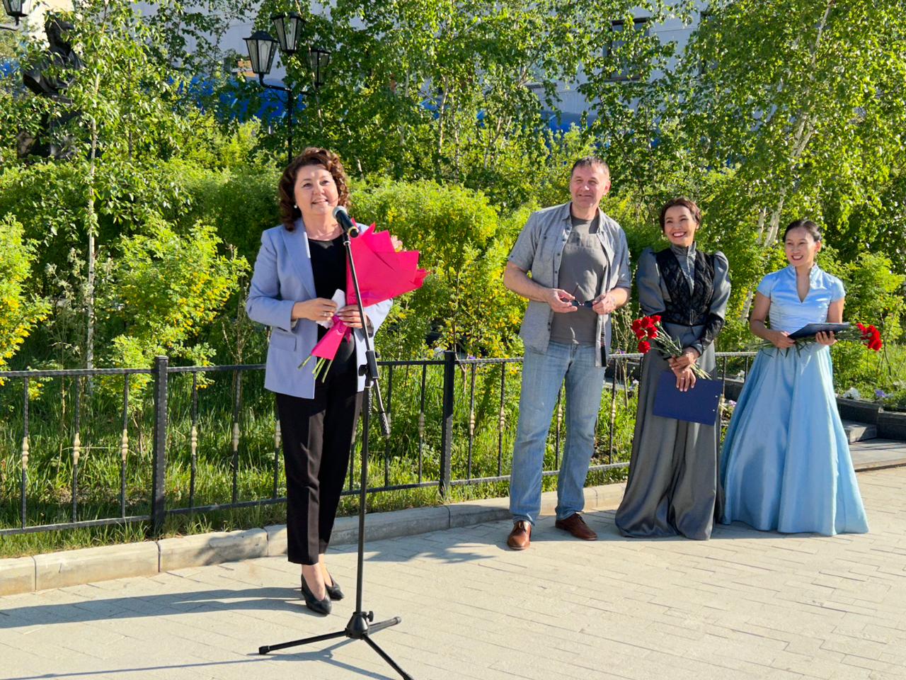 В Якутии состоялось торжественное возложение цветов к памятнику Александру Пушкину
