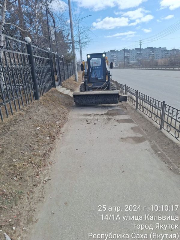Продолжается работа подрядчика по очистке тротуаров в Промышленном округе