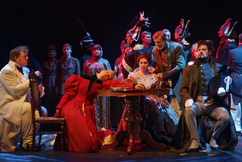 Сцена из спектакля театра Модерн Война и мир