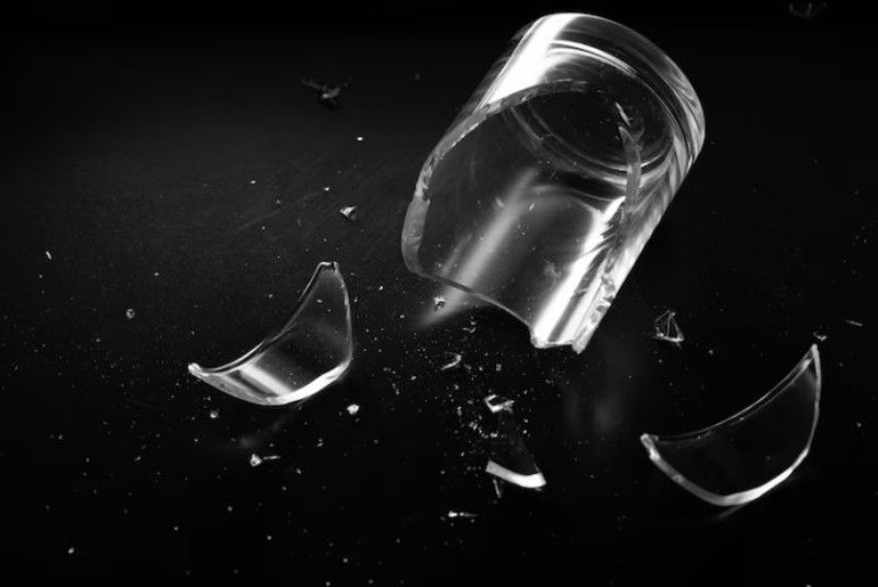 Разбитая стеклянная ваза. Разбитые чашки. Почему стакан разбивается. Разбить кружку примета. Разбитый стакан с водой.