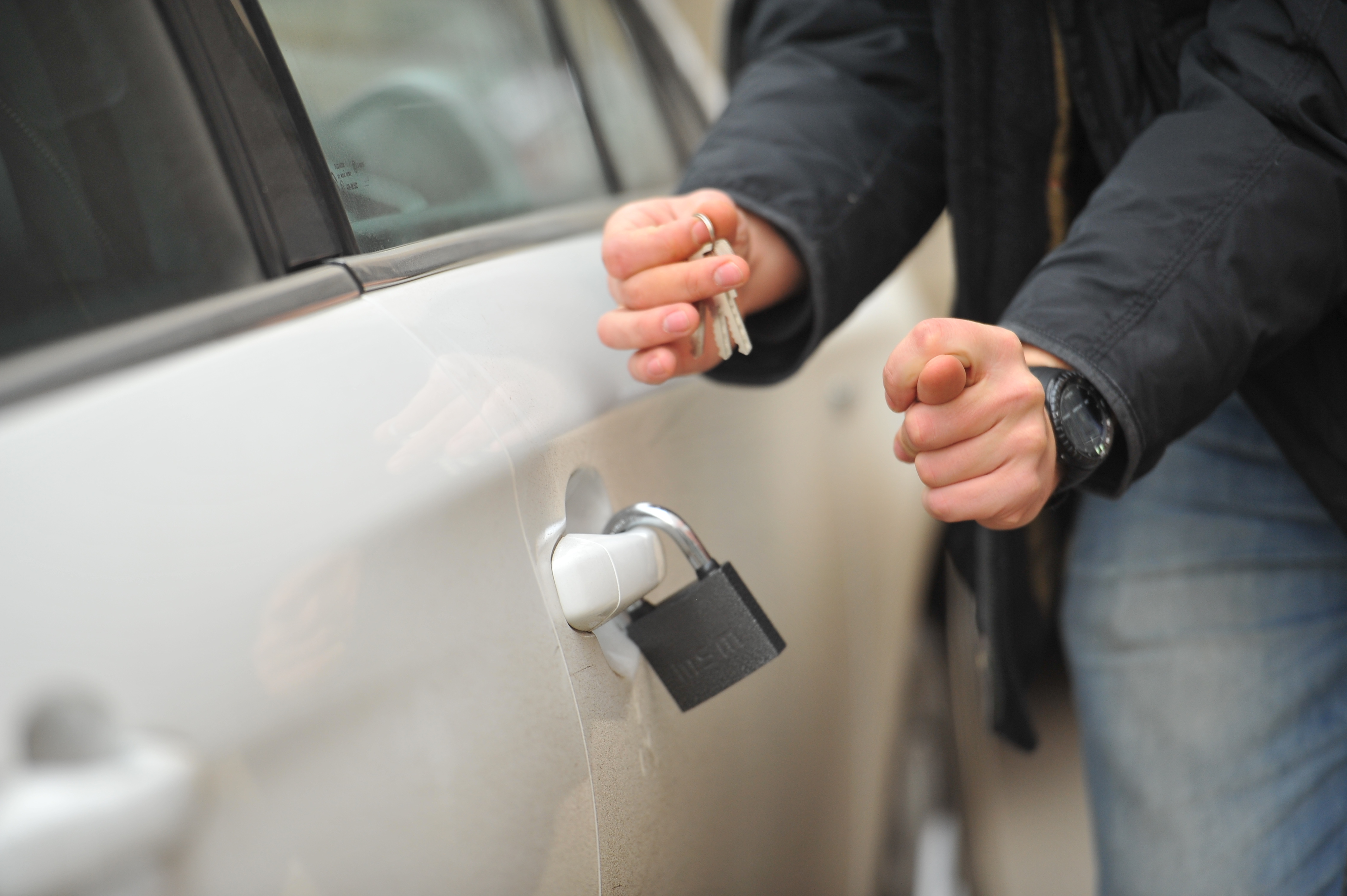 монета в машине примета. бросание монеты. жребий монетка. монета деревенская. украл ключи.