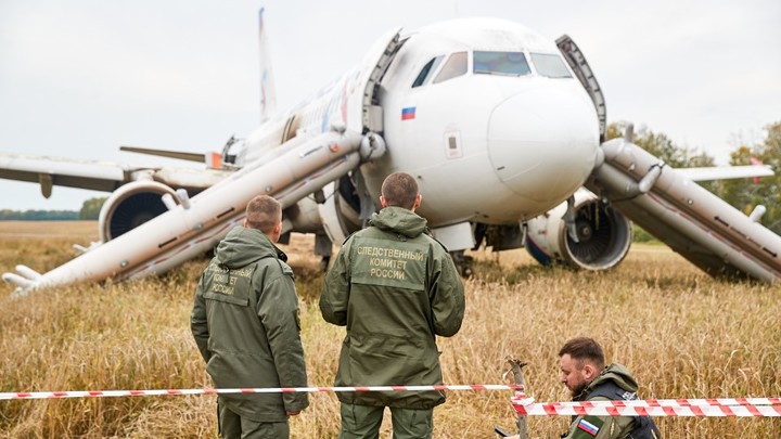 Возьми себя в руки: Обнародована часть разговора пилотов русского самолёта, севшего в поле