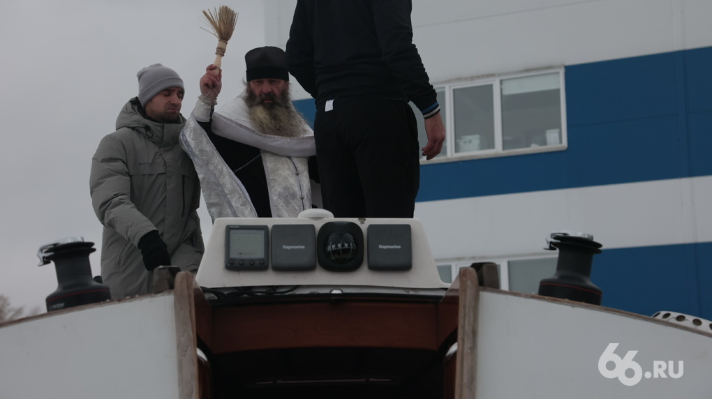 Священник проводил в путешествие вокруг Евразии яхту из Екатеринбурга