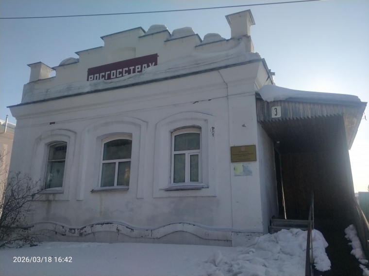 В Омской области ищут покупателей на особняк в Муромцево и школу в Окунево