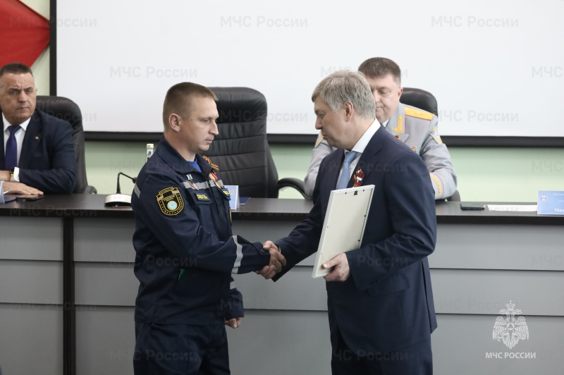 Сотрудников и ветеранов противопожарной службы региона поздравили с профессиональным праздником