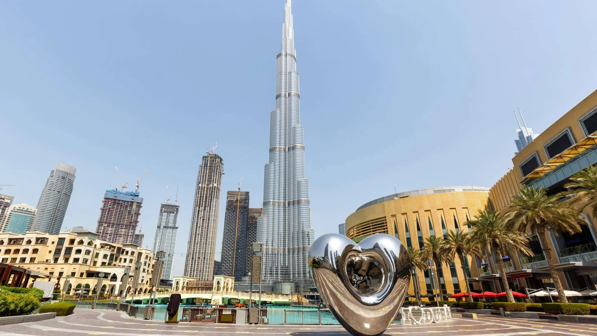 Находится в дубае или в дубаи. Башня перлс в дубае. Абу даби население. Недвижимость в дубае ночью. Barasti beach club dubai, объединенные арабские эмираты.