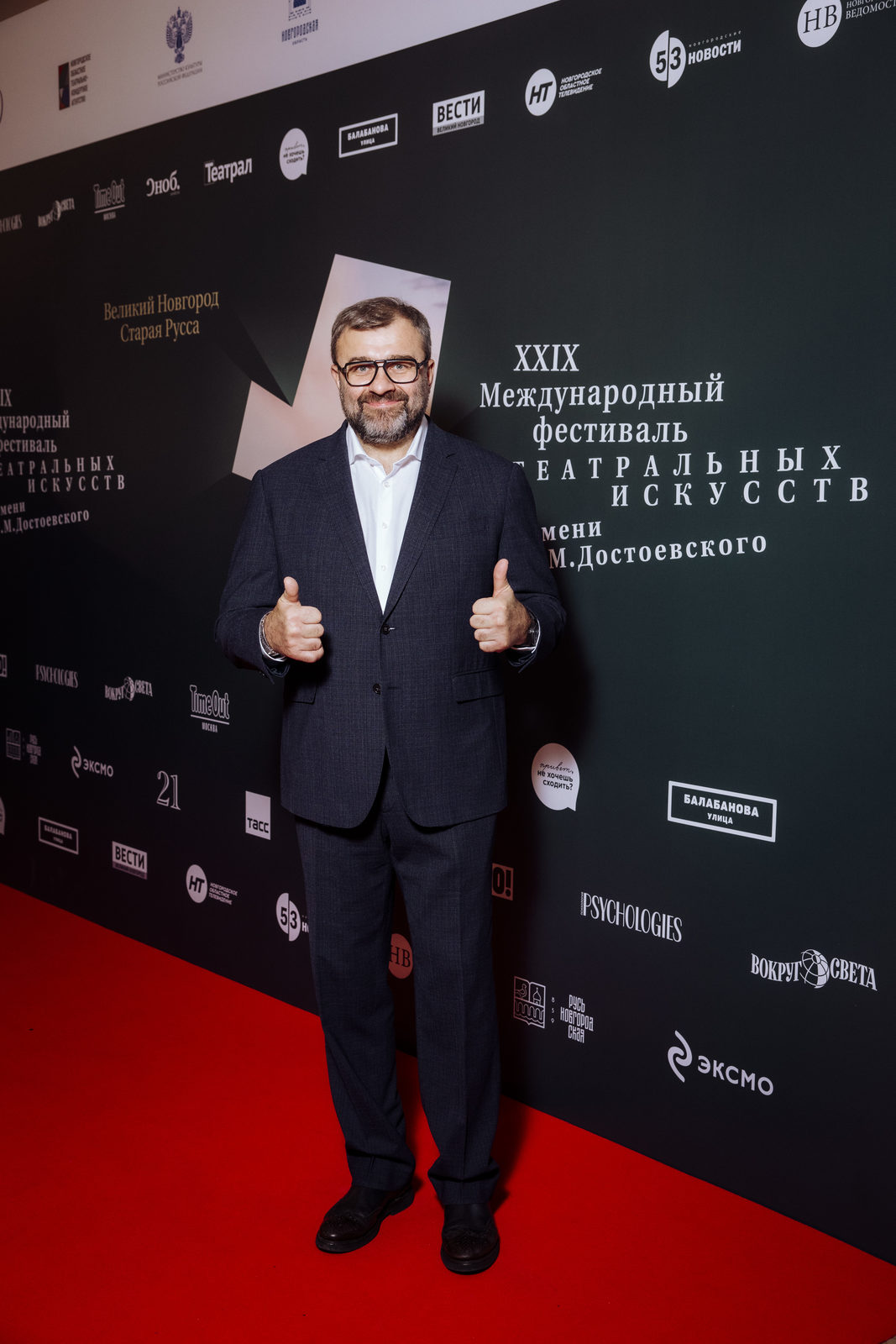 На подмостках: Юлия Хлынина, Олеся Судзиловская и Михаил Пореченков