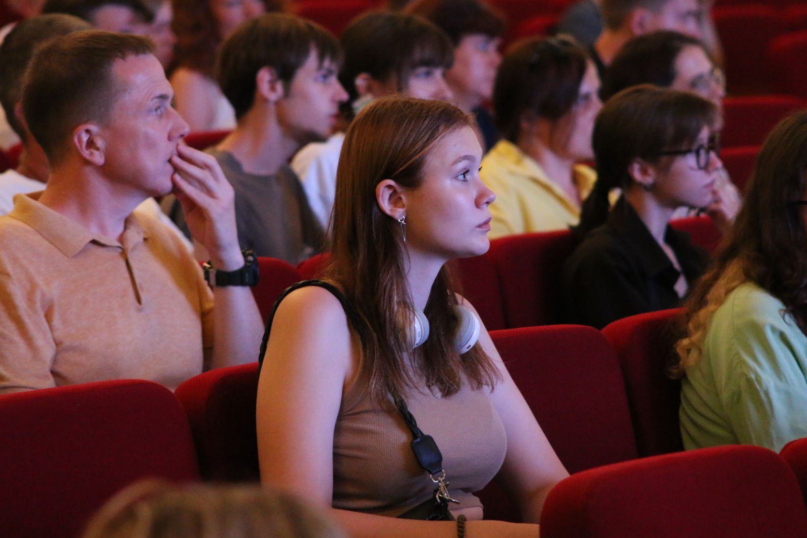 Архитектурно строительный юургу. Юрфак мгу аудитории. Какой университет лучше челгу или юургу. Школьники на егэ. Челябинск университет юургу.