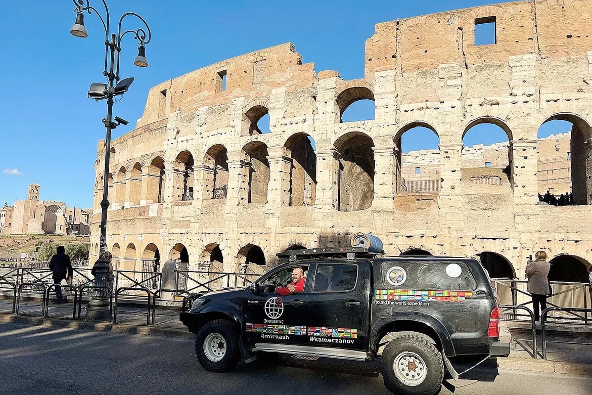 Цитаты про предательство любимого. Приказано любить но любить это отвратительно. Афоризмы про измену. Кто дорожит отношениями. Женщина бежит навстречу мужчине.