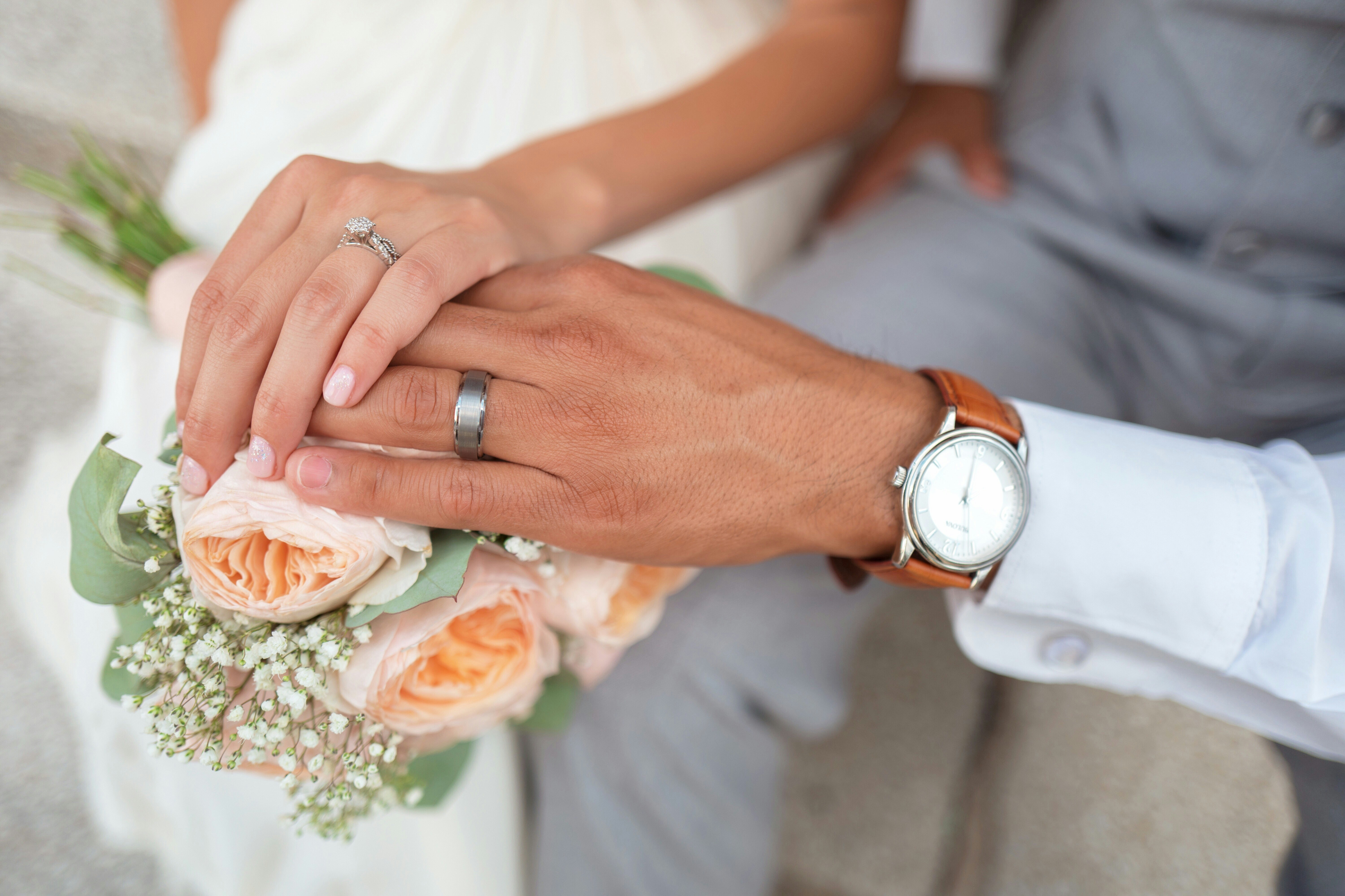 Правильное замужество. Свадебные кольца. Обручальные кольца на руках. Кольца на свадьбу обручальные. Обручальные кольца на руках жениха и невесты.