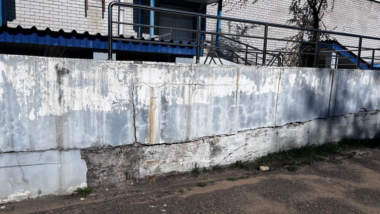 Прокуратура выявила трещины в фундаменте и стенах ФОКа ЗабГУ