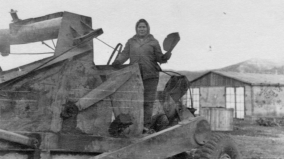 Прииск имени Гастелло. Знаменитым электросварщиком на прииске была Степанова Зоя Ивановна. Работала на карьере "Омчак" в СБП (скреперо-бульзозерный парк). Она была награждена Орденом Знак Почета, Медалью трудовой славы III степени, Юбилейной медалью