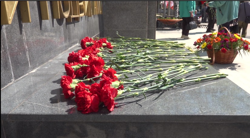 Тюменцы в преддверии Дня Победы возложили цветы к мемориалам и памятникам