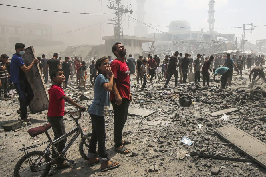 Cектор Газа, Палестинская территория: Палестинцы наблюдают за разрушениями после израильского удара по южному району Аз-Зайтун в Газе. Израильские военные «возьмут под контроль» город Газа в соответствии с новым планом, одобренным кабинетом безопасности премьер-министра Нетаньяху, что вызвало волну