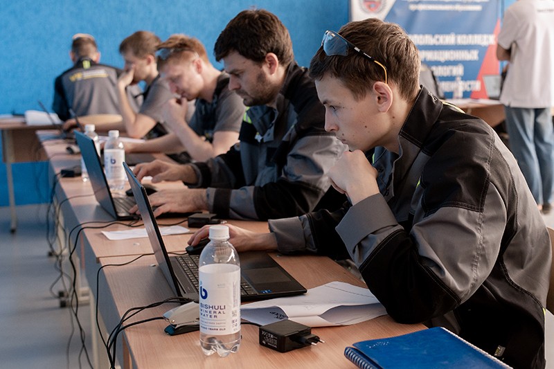 Молодые специалисты или опытные мастера — кто победил в полуфинале VII Открытого чемпионата электриков IEK в Севастополе?