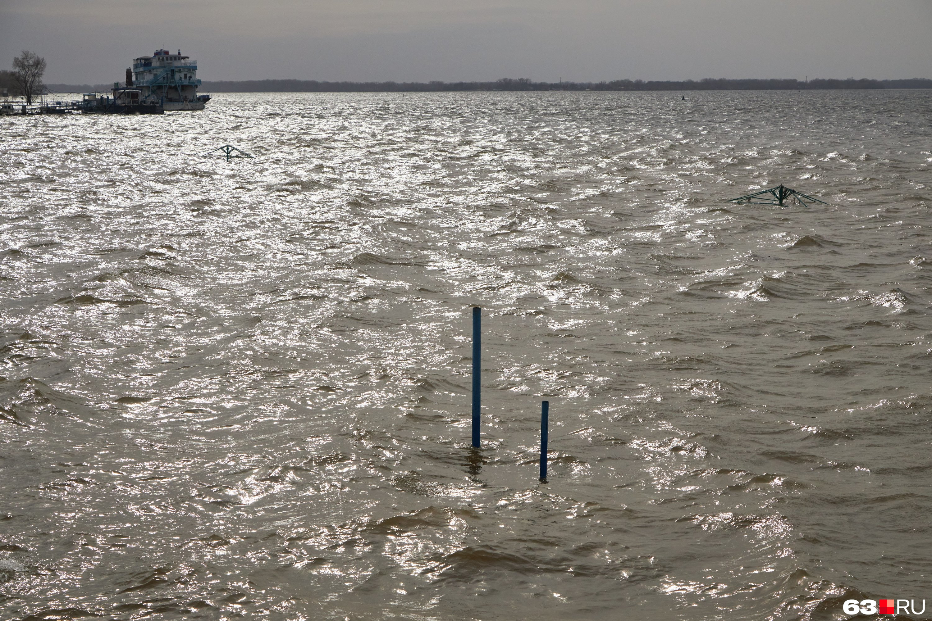 Уровень воды в волге бугорок 2023. Волга вода. Ушла под воду. Высокий уровень воды. Пляж в Самаре на Волге.
