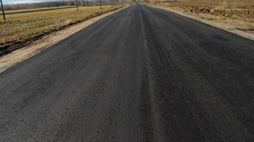 В Брянской области укладывают асфальт на участке дороги Красная Гора-Николаевка