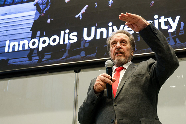 По словам Маска, люди должны иметь возможность работать ради всего, чего хотят, — «красивого дома, своего собственного самолета»