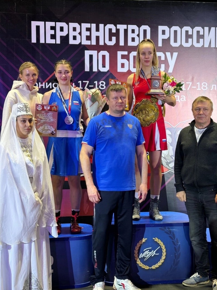 Ева Никитина (слева) выиграла серебряную награду на первенстве РФ по боксу