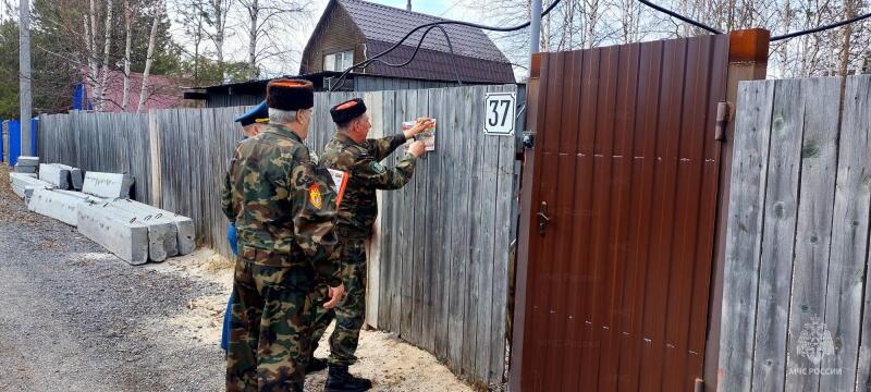 Сотрудники МЧС России совместно с казачеством провели рейд по садово-огородническим товариществам города Радужного в условиях особого противопожарного режима
