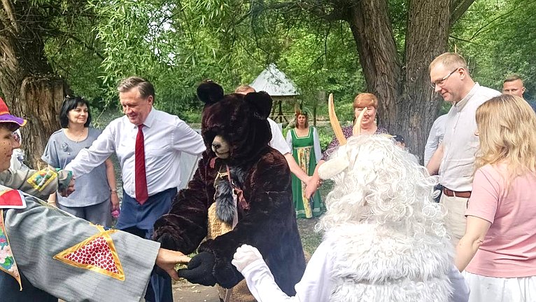 Сергей Рябухин в ходе поездки в регион принял участие в 57-м Всероссийском Пушкинском празднике поэзии в с. Языково Карсунского района