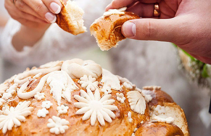 Хлеб-соль подают на свадьбу молодоженам!