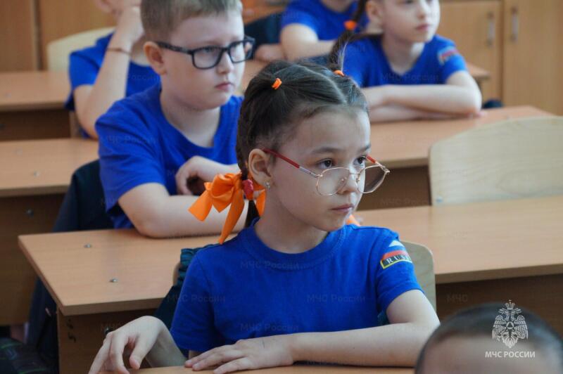 В гости к первоклассникам сотрудники МЧС ЕАО провели урок безопасности