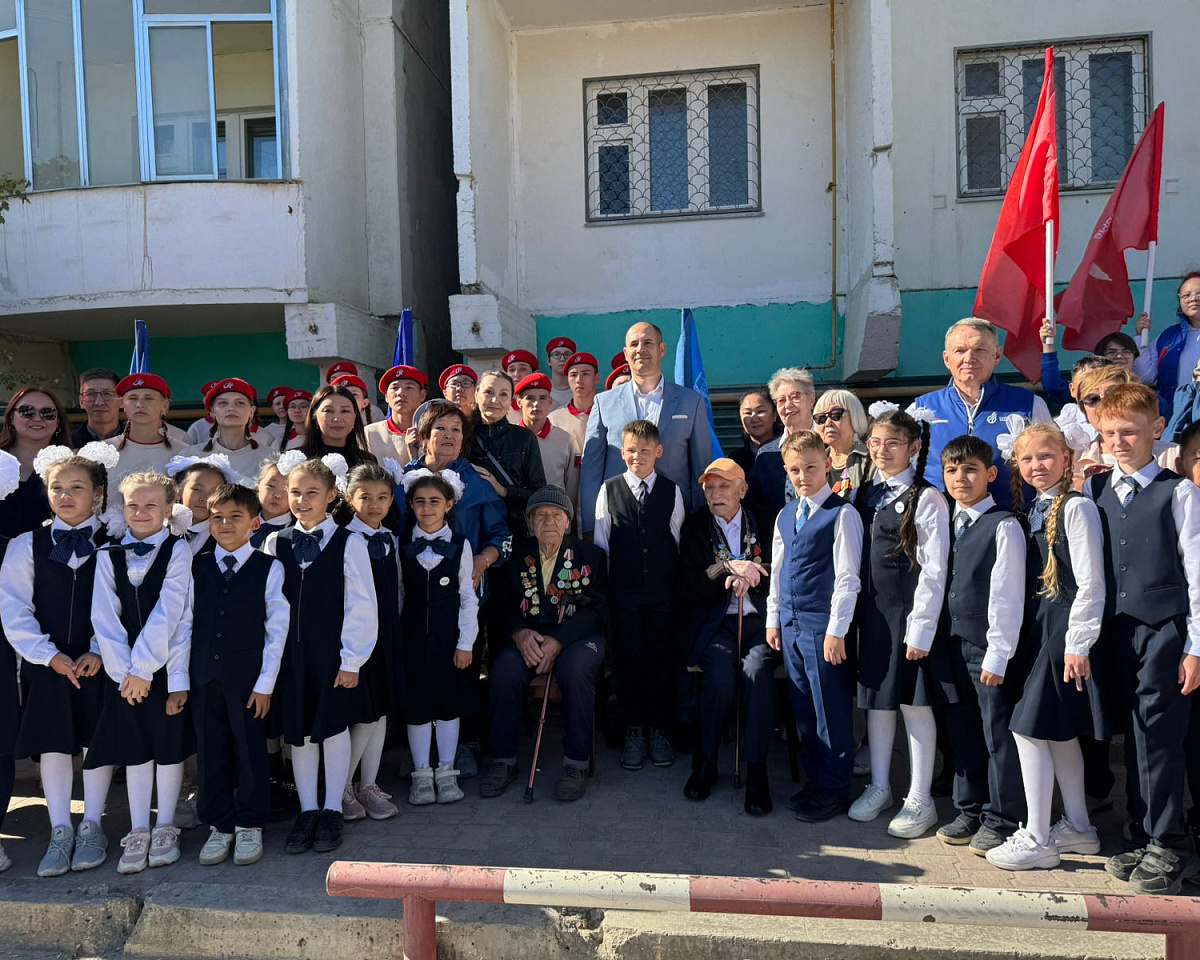 «Поем двором»: В Промышленном округе Якутска поздравили ветеранов