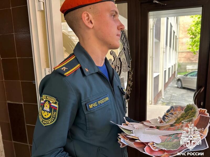 МЧС России продолжает участвовать в патриотической акции «Окна Победы»