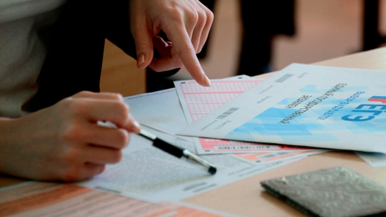 Экзамен огэ. Егэ. Конверт егэ. Егэ можно будет не сдавать. Ученик готовится к егэ.