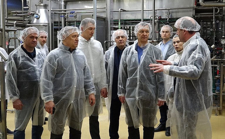 Первый заместитель Председателя СФ Андрей Яцкин и председатель Комитета СФ по аграрно-продовольственной политике и природопользованию Александром Двойных в ходе поездки в Ростовскую область посетили ряд сельскохозяйственных предприятий