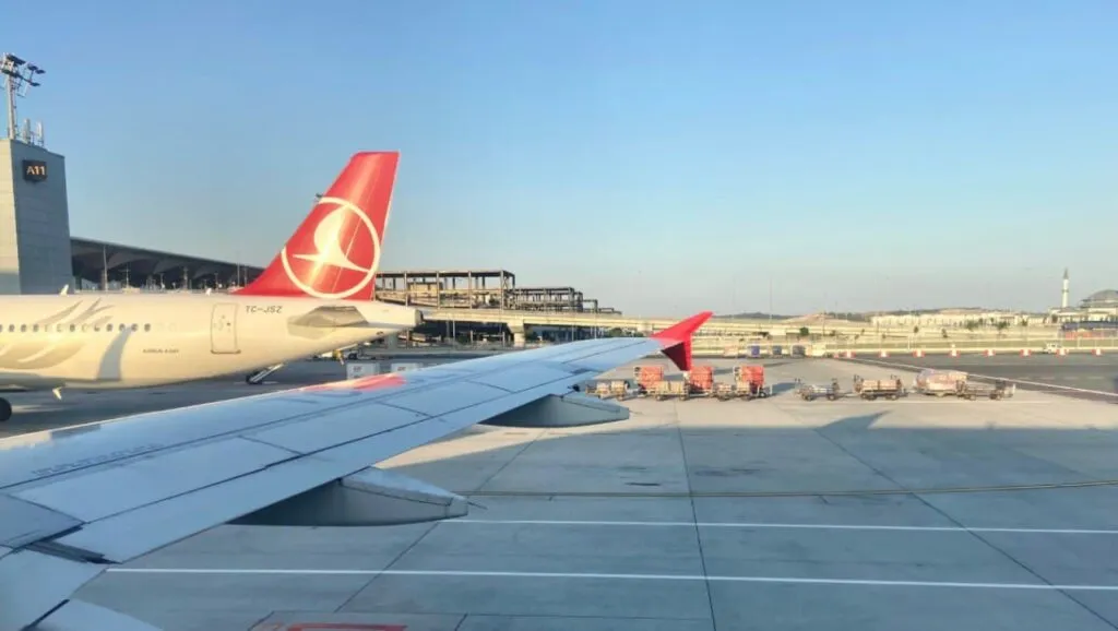 Летают ли сейчас в турцию. Самолеты. Аэропорт Стамбула самолеты. Самолет Москва Турция. Стамбул с самолета.