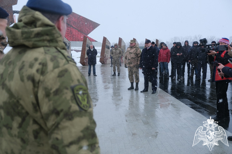 Губернатор Курской области вручил росгвардейцам ключи от новых автомобилей