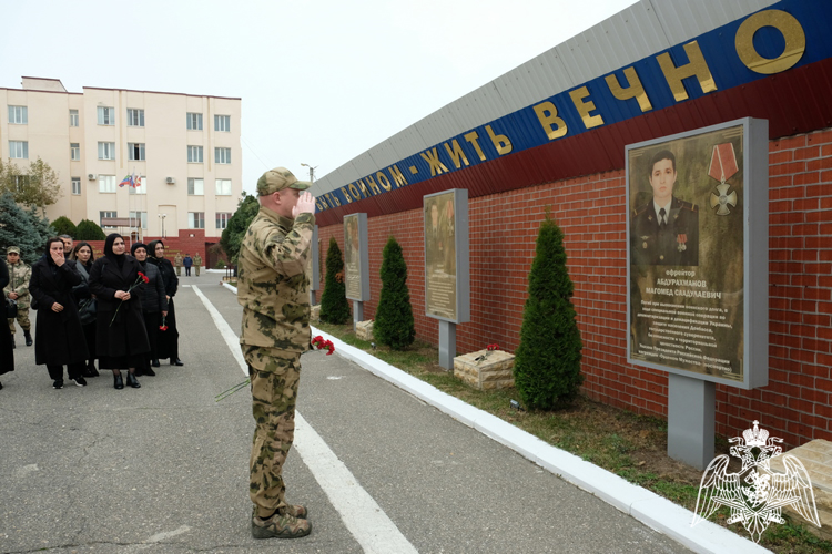 Командир махачкалинского соединения Росгвардии поздравил матерей и вдов погибших росгвардейцев с Днем матери